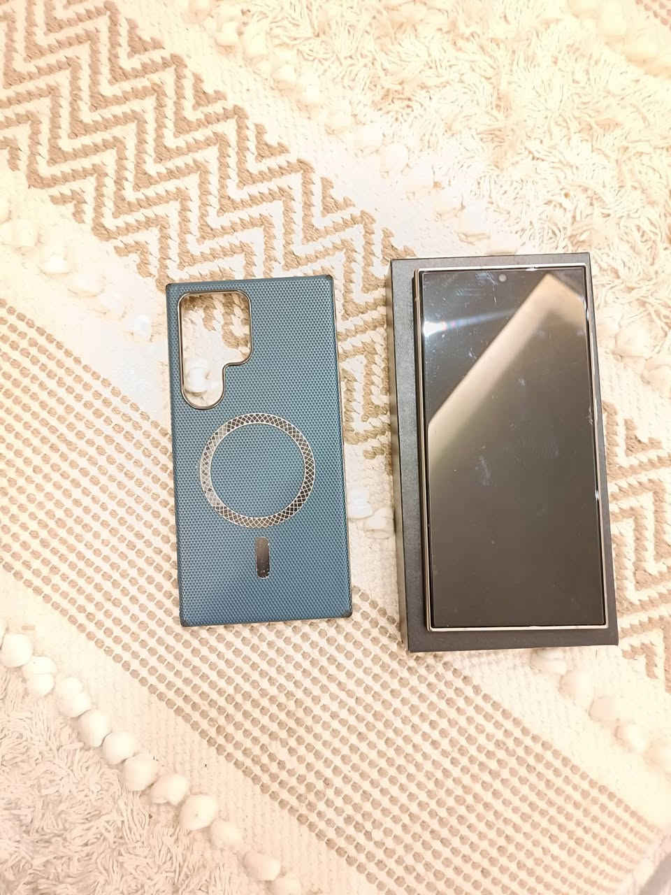 اس ٢٤ الترا تيتانيوم شرق اوسط كلش نضيف  مستخدم قليل الذاكره256 السعر 950 بغداد راسل واتساب أو خابر ***********
