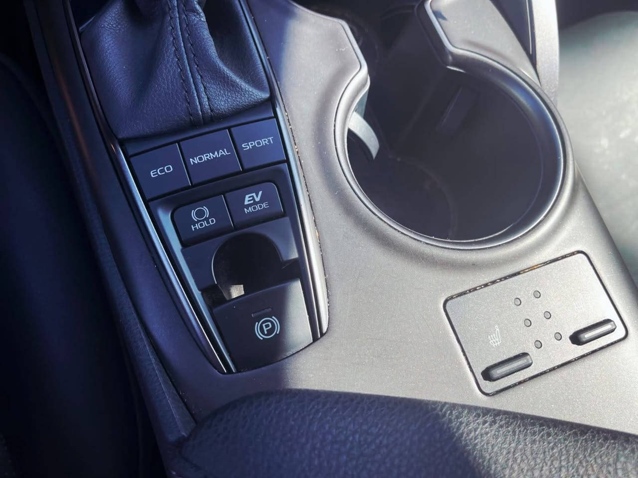 كامري xse هايبرد 2021 فوول مواصفات للاخير 
فتحه بصمه رادرات كامره دواره تدفئة كشنات تدفئة ستيرن تدفئة مرايات ..نقاط عمياء 
كشنات كهربائيه 
قطعتين تبريد .شحن لاسلكي ..شاشه كبيره ..كاربلي يدعم ابل واندرويد ..بصمتين ..وهواي بعد بيها موصفات 

حادثها مثل ماموضح بالصور 
ايرباكات سليمه عدا البردات 

رقم بغداد حره بأسمي  
سعر مناسب جدا ومستعجل ع البيع 
‏‪+964 772 686 8449‬‏الشراي يتصل


**إذا كنت صاحب هذا الإعلان وتريد حذفه لأي سبب، رجاءا أرسل رسالة إلى الدعم الفني**