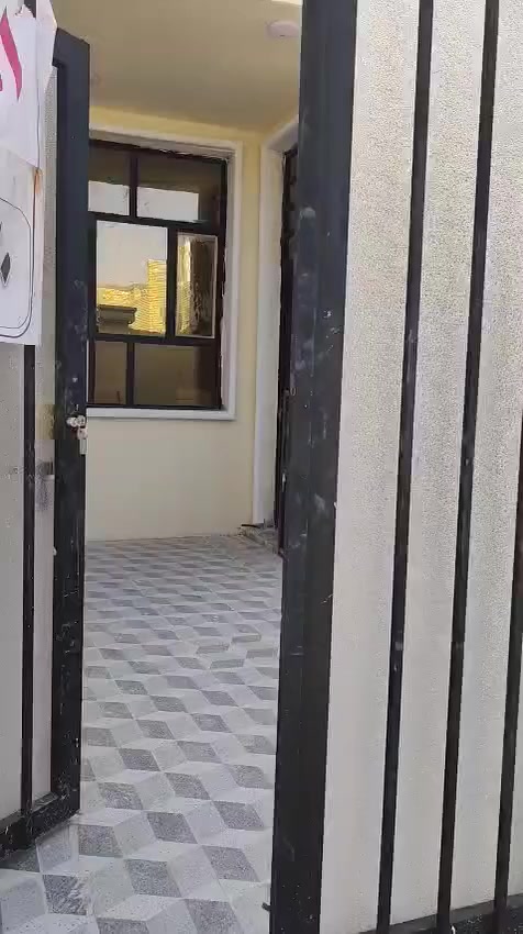 السلام عليكم دار سكن للبيع حديث غير مسكون البناء درجة اولئ في الكوت منطقة حي الحكيم نزلة  الوائلية بالقرب من شارع الصب مساحتة 150م مربع البناء طابوق درجة اولى والسقف صب مسلح والارضية والجدران سيراميك ويتكون البيت من غرفتين نوم وصالة واستقبال ومطبخ وصحيات داخلية وخارجية ومرقم من قبل البلدية السعر 57 وبي مجال الاستفسار الاتصال على هذا الرقم ***********
