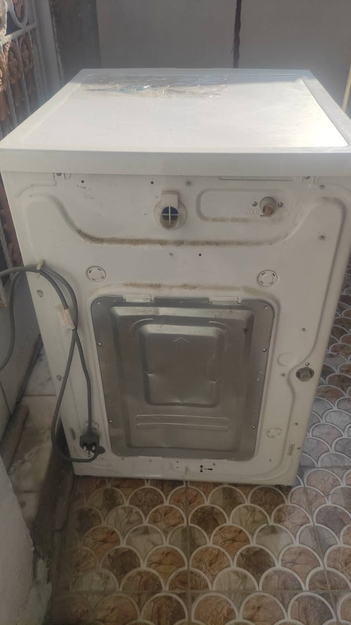 السلام عليكم غساله دينكا اوتماتيك 14كيلو نقصهة بس واشر الباب السعر 200 للاستفسار ***********
