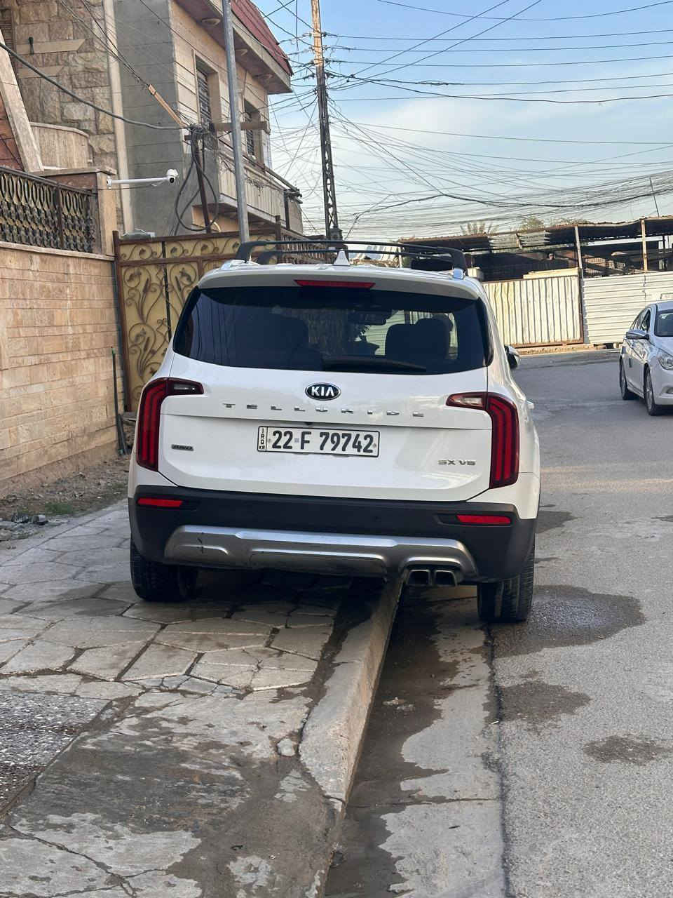 كيا تولورايد 2020 sx برستيج 
اعلى فئة 
لون ابيض 
مواصفات : 
4 كامرات 360 درجة
رادارات 360 درجة 
توقف ذاتي بالرجوع للخلف 
توقف ذاتي امامي 
نقاط عمياء 
قيادة ذاتية 
سستم صوت هارمن
فتحتين سقف 
داخل جوزي 
كشنات vip منفصل سبعة راكب
شكنات كهرباء 
شاحن وايرلس  
تدفئة وتبريد كشنات امامي وخلفي 
داتا شو بالدشبول 
شاشة كار بلي 
اضاءة داخلية متغيره اللون 
حساسات امامي خلفي 
لايت عدستين 
قمارة كنتارا نيلي
فور ويل ذكي 
صندوك كهربائي 
دوسات جانبية 
ويل 20 اسود بلادي 
اوتو هولد هندبريك كهرباء 
5 وضعيات قيادة
حادثها چاملغ الامامي فقط .مصبوغ وباقي السيارة بلاد .
إطارات جديدة .
وضع السيارة ممتاز وعزل ممتاز .
السعر/ 28500$
السيارة جانيها من عام 2022
*********** بغداد, العراق
