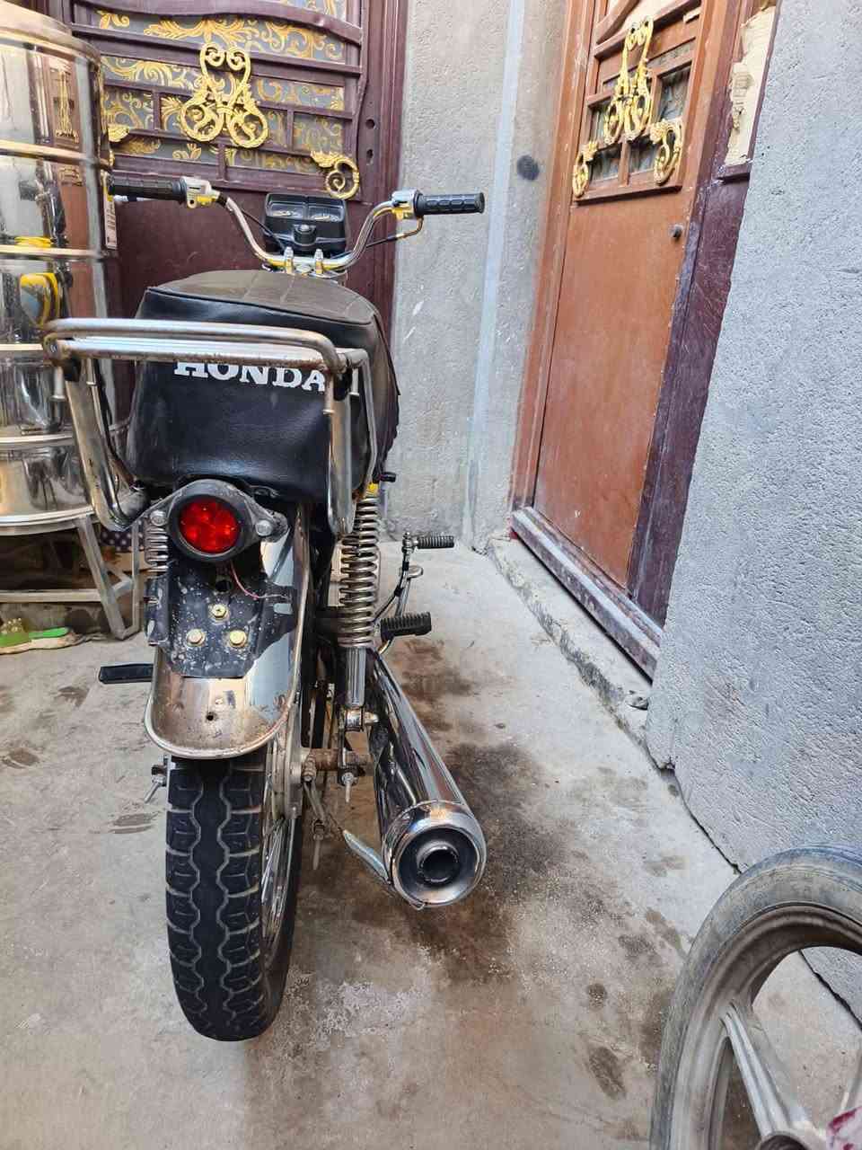 للبيع دراجه اربعه كير كلك كلك مكينه نامه 
السعر 350وبيه مجال 
مكاني الميلاد مقابيل الدره 
***********:لتواصل
