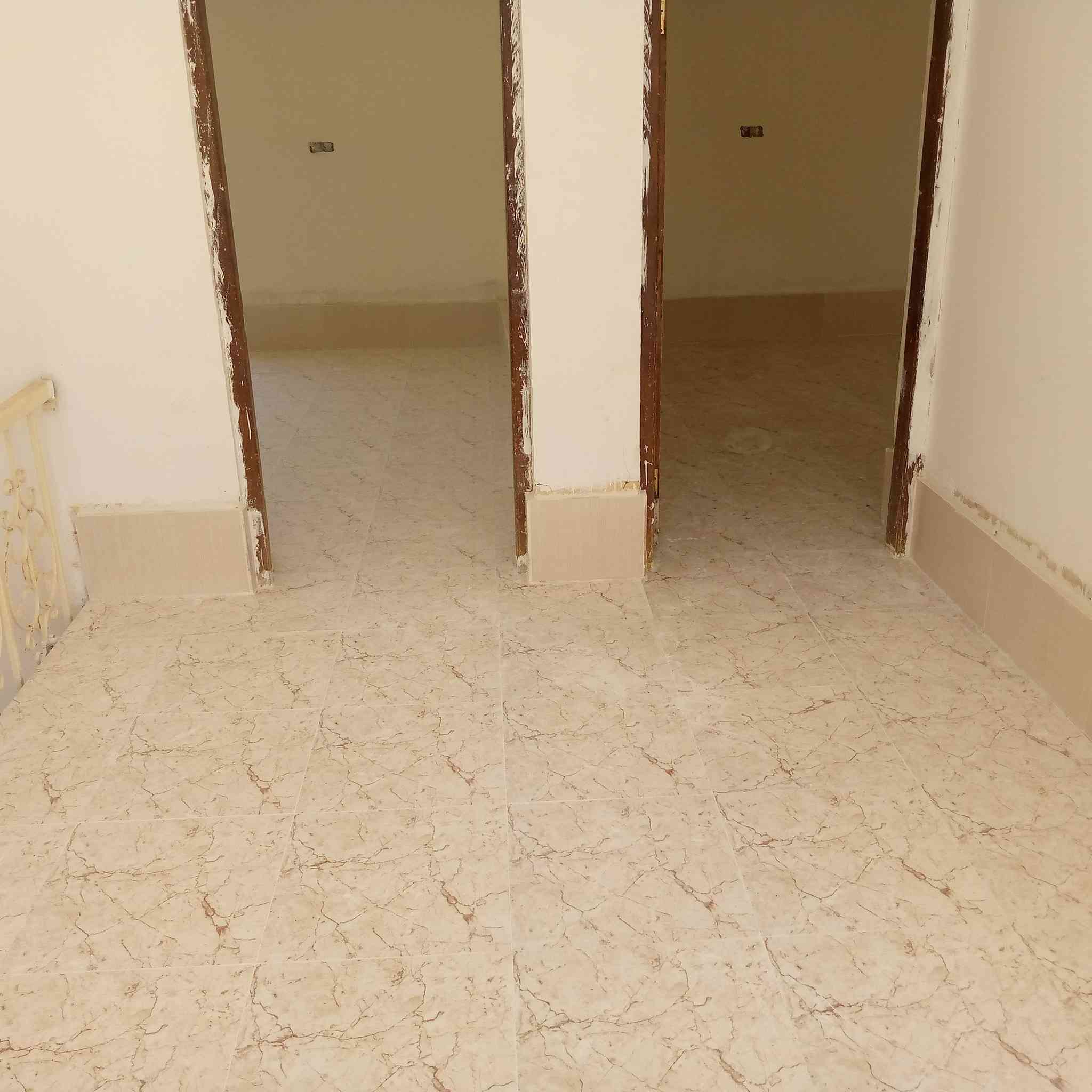 سلام عليكم شغلي سيراميك ارضيات جدران وبارسلين جدران ارضية ولبخ وطلس وجهيات وفوم اشتغل بيومية وعلا متر وعلا قطعي متفرق حالين ***********

