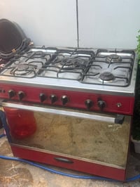 اغراض للبيع شغلات ونظيفات  الطباخ 150 الف  الاوفن 65 الف  للتواصل 0780...