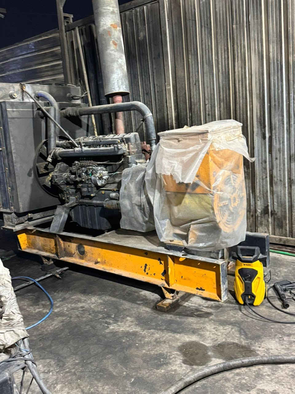 السلام عليكم مولد للبيع موقعه السكلات ب13 على شارع العام بنص الجزره حمله 550 بيه سيطره مكاين ثنين وحده منه عاطله اني مكلف بالنشر اتصلو على صاحب المولد‪
 ***********
