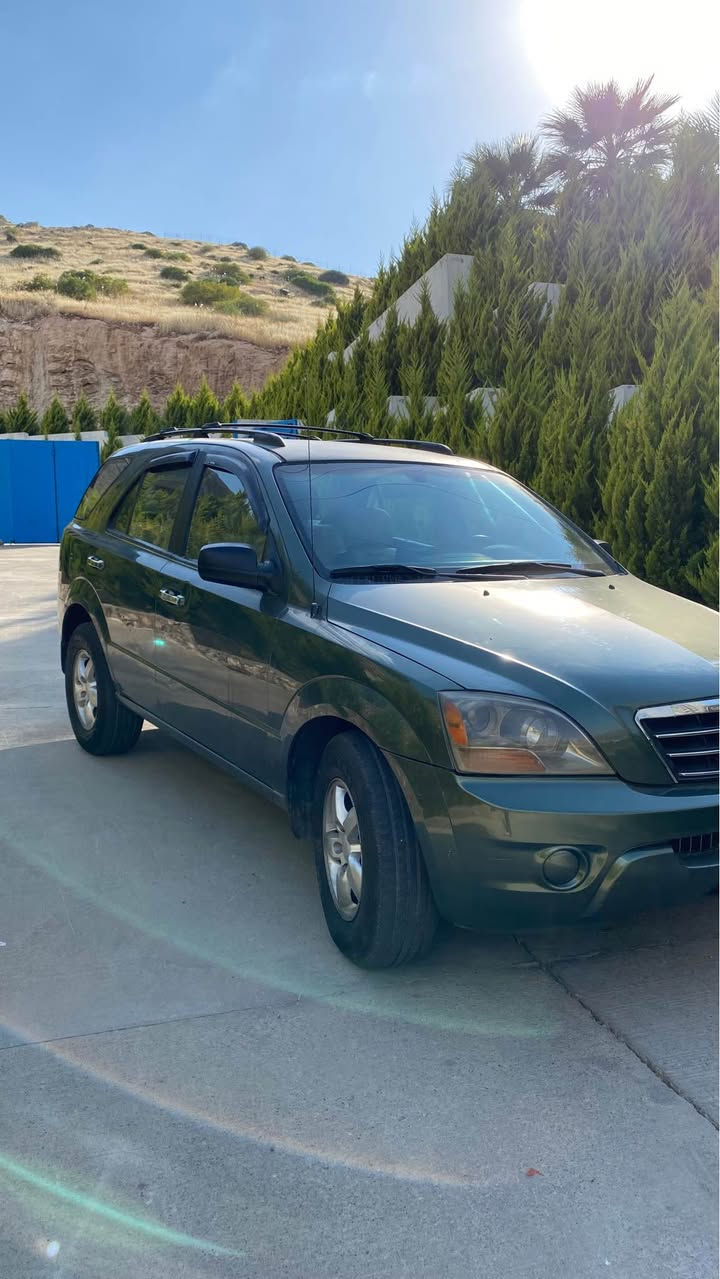 كيا سورينتو 2007 ئه مريكى V6 گئر مكينه ب شه رت تبريد سه ر سويجى داخلى زه ر بي دعم و بى سبغ تنئ ٣ قتعين بجيك بغن بو جانى شبه ر كحلينئ حساس تحديد سرعه هه ر جار تايره جديد لايت زينو شاشه ئايپاد قفل مركزى هه ر جار جام كهرباى ده بل اكسل سياره كا نه رم و خوشه تحويل وكاله ژى هه ر گافا ته دفيت سعر 87$ و بيجه ك مجال دهوك. ***********

📣 كيا سورينتو 2007 (وارد أمريكي) للبيع
المواصفات والجاهزية:
 المحرك: 6 سلندر (\bm{V6})، مكينة وكير بشرط الفحص.
 التبريد: مكيف ممتاز (بشرط التبريد).
 نظام التشغيل: سويتش (تشغيل مفتاح).
 الداخلية: بيج (داخلي أصفر/بيج).
 البودي (الهيكل): خالي من الحوادث والصبغ (بدون دعم وبدون صبغ)، عدا 3 قطع صغيرة جداً تم تعديلها أو صبغها تجميلياً فقط بسبب شخوط (تكحيل) ومن أجل الجمالية.
 الإطارات: 4 تواير (إطارات) جديدة.
 الإضافات: لايتات زينون، شاشة آيباد، و4 جامات (نوافذ) كهربائية.
 نظام الدفع: دبل إكسل (\bm{4\times4}).
حالة السيارة والتحويل: السيارة ناعمة جداً، مريحة في القيادة، وما تحتاج أي مصاريف. بالنسبة للتحويل أو الوكالة جاهزة في أي وقت تريده. 💰 السعر والموقع:
 السعر: 87 ورقة (\bm{8,700}) وبيه مجال بسيط للشراي.
 الموقع: دهوك.
 للتواصل والاستفسار: *********** دهوك, العراق

