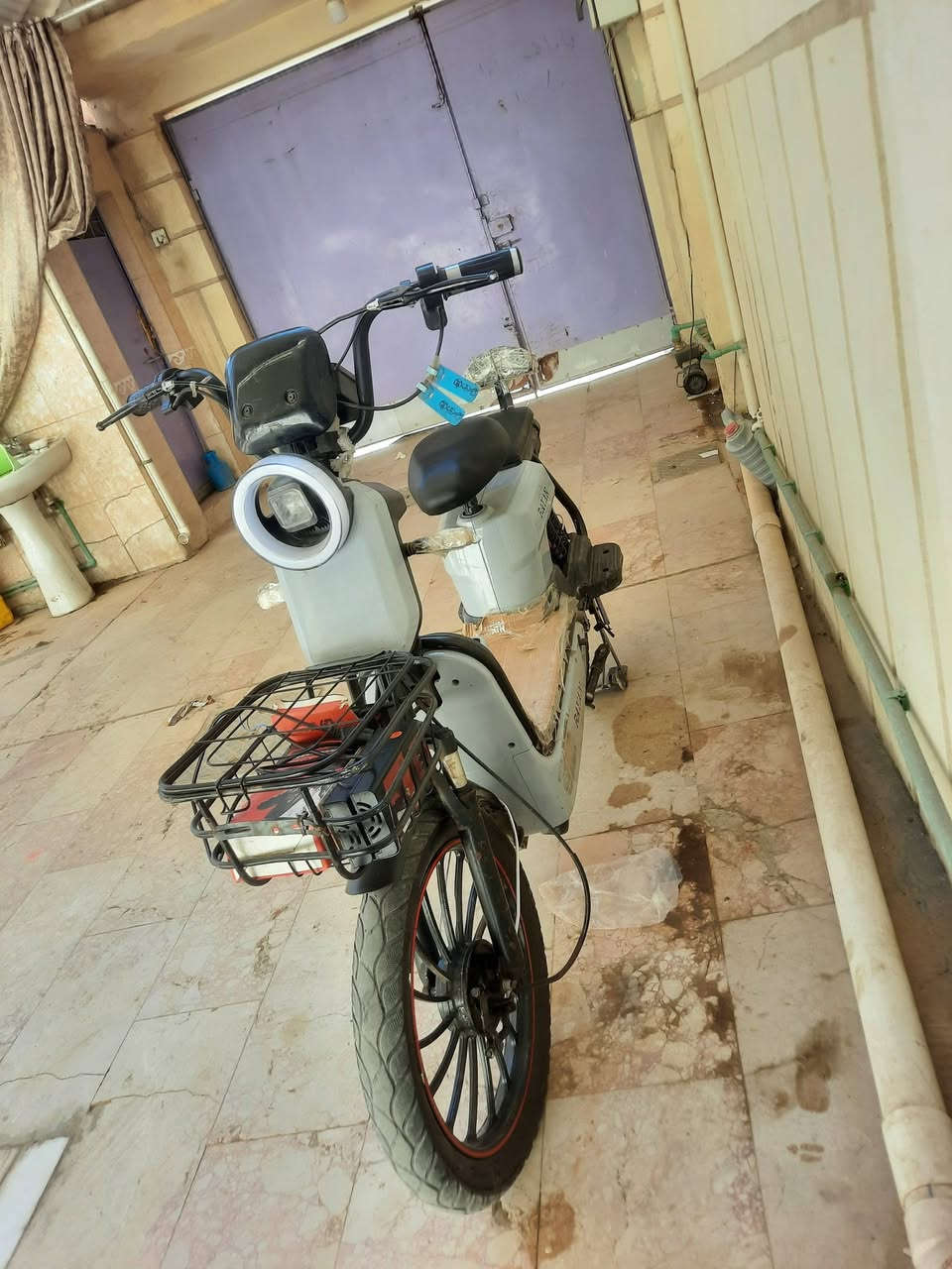 السلام عليكم  دراجة شحن للبيع مكفولة كفالة عامة
الون رصاصي 
اربع سرع 
تايرات جدد 
بطاريات ما كايسيهن غير الشركة 
شركة الريان دراجة نضيفة 
من مجمع اولاد جبرين 
بيهة مكاتبة السعر 300وبيهة مجال قليل لطيبين هاذة رقمي ***********اتصلو وخادم مكاني نجف حي الجمعية
