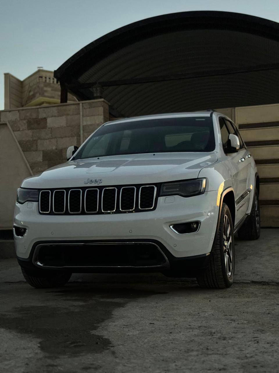 من رخصة  الادمن بسم الله الرحمن الرحيم
جيب كراند شيروكي (Jeep Grand Cherokee) موديل 2018
التفاصيل والمواصفات:
• الفئة: لمتد ( Limited.sport) - فول مواصفات 1/1.
• الوارد: خليجي.
• المحرك: 6 سلندر، سعة 3.6 لتر،
• التصميم الخارجي: بصمة أبواب، تشغيل عن بعد، صندوق كهربائي، حساسات خلفية وأمامية أصلية، فتحة سقف (سلايد روف).
• المقصورة الداخلية: كراسي جلد (بيجي)، كراسي كهرباء مع ميزة الخزن (Memory Seat)، تدفئة وتبريد بالكراسي، تدفئة بالمقود.
• التقنيات: شاشة كبيرة تعمل باللمس، نظام ملاحة (GPS)، كاميرا خلفية دوارة، نظام صوتي متطور، شاشة أعطال ديجيتال.
• أنظمة القيادة: فور ويل (4WD) مع وضعيات قيادة متعددة (رمل، صخور، طين، ثلج)، مانع انزلاق، نظام استقرار إلكتروني.
• الإضافات: تبريد قطعتين (مركزي)، مرآة عاكسة للضوء، ويل كب حجم 20 لمتد 
الأصلي.
السعر المطلوب:29.000$ ( مئتان و تسعون ورقة)
قابل للتفاوض
📍بابل-سدة الهندية
للاستفسار الاتصال على الرقم (***********)
