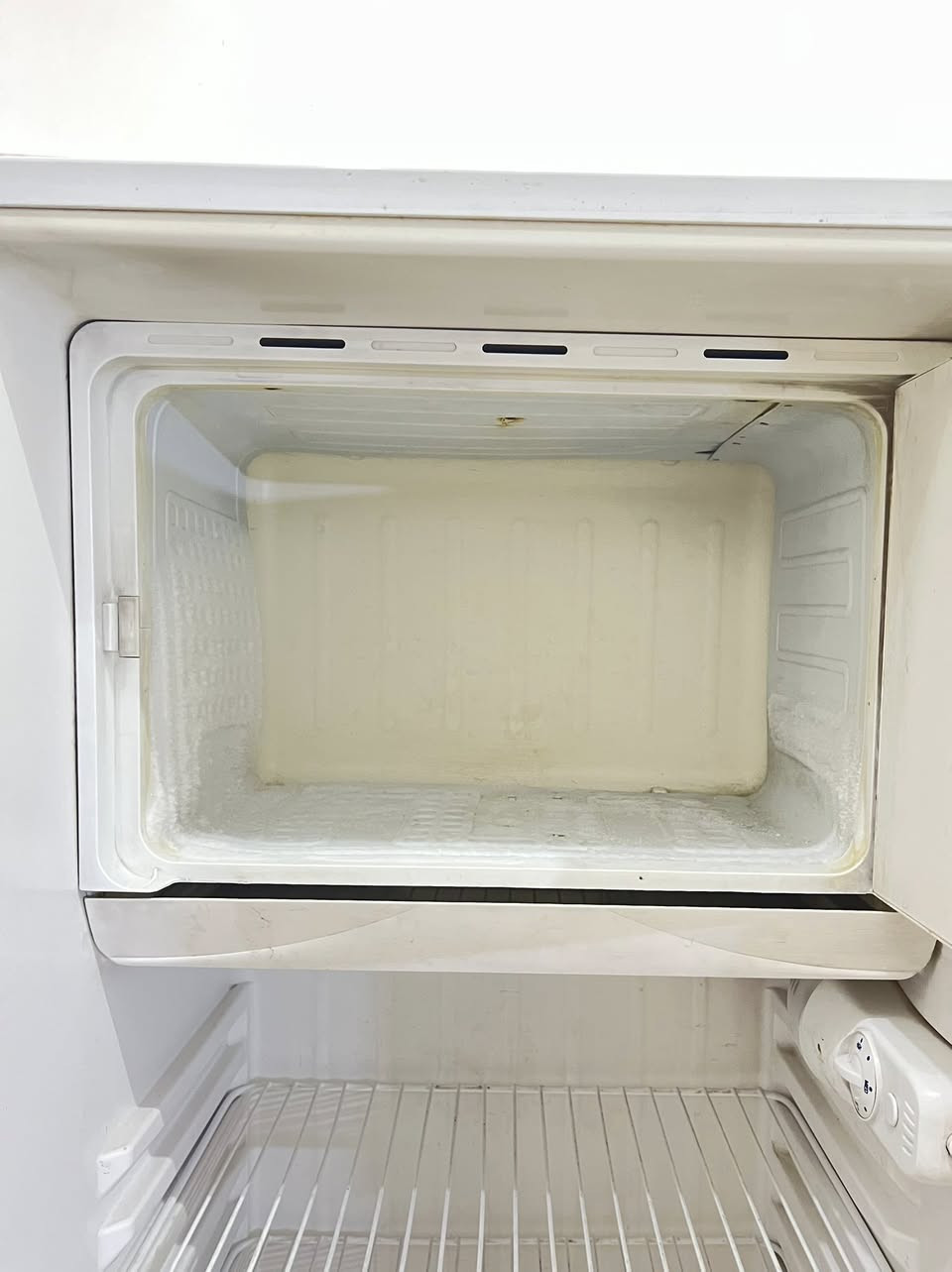 للبيع ثلاجة إيديال (Ideal 9/11 Super)بحجم 11 قدم (وسط)، تتميز بنظافة تامة وشبه جديدة مع تبريد ممتاز وهيكل خارجي وداخلي بحالة المصنع.
الثلاجة اقتصادية جداً بالكهرباء ومثالية للاستخدام وكافة رفوفها الأصلية موجودة وسليمة 
السعر(200) الف 
العنوان ( بغداد )حي الجوادين


**إذا كنت صاحب هذا الإعلان وتريد حذفه لأي سبب، رجاءا أرسل رسالة إلى الدعم الفني**