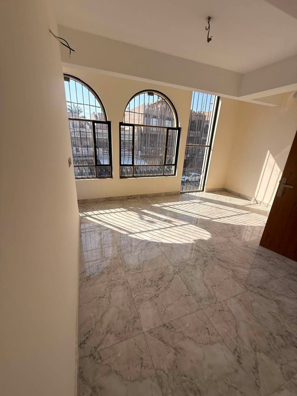 🏢 شقق للإيجار – بناية حديثة (زيرو)
📍 الموقع: البياع – شارع 20
🔹 تتكون الشقة من:
* غرفة نوم
* صالة
* مطبخ
* حمام مع تواليت
✨ بناء حديث (زيرو) وتشطيب ممتاز.
✅ تصلح لـ:
* عيادة
* مختبر تحاليل
* مكتب محاماة
* مكتب إداري
* سكن للطلاب
📞 للاستفسار: ***********

