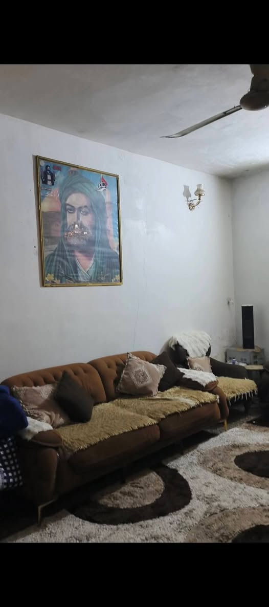 بيت للبيع في منطقة المشتل قرب شارع المطبك المعلمين مجمع فدك مساحتة 180   غرفتين و صاله ومطبخ و طرمتين صغيره وجبيرة للاتصال ع هذا الرقم  *********** .
