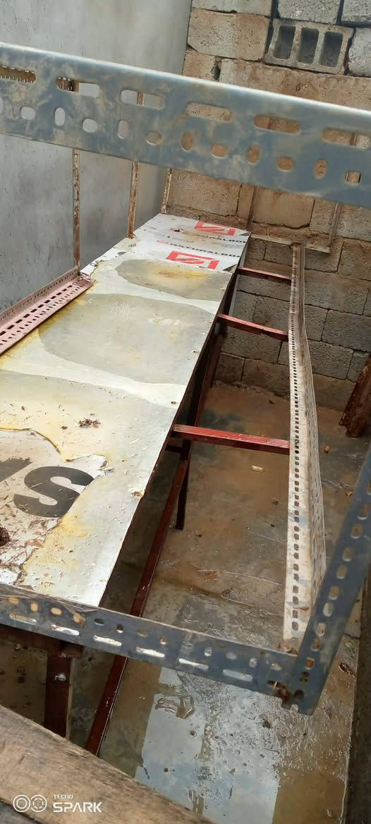السلام عليكم ميز حديد طول 3امتار مع حاضن افراخ حديد مع ميزان جديد وزن 25كغم للبيع شلع السعر 250مبيهن مجال مكلف بالنشر رقم ***********
