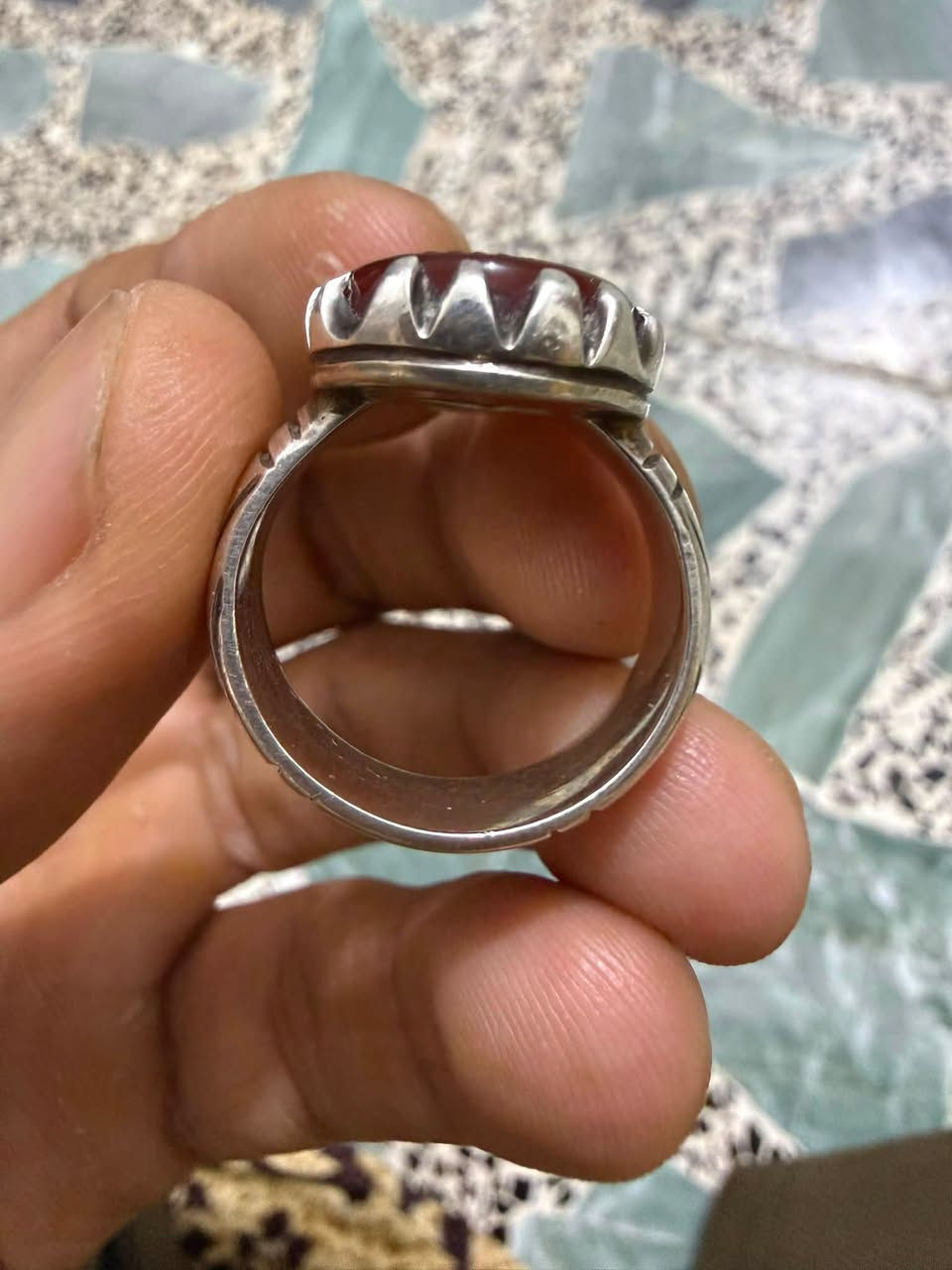 السلام عليكم محبس عقيق يماني اصلي فضة ١١ غرام شرط الفحص القالب صياغة يدوية والحجر مخطوط حرز عين علي (ع) مخطوط يدوي المحبس متعوب علي واصلي 
والحرز فوائدة معروفة ما يحتاج نحجي بيهن والحجر كذلك 

السعر خاص 

وهذا الرقم واتساب واتصال ***********
