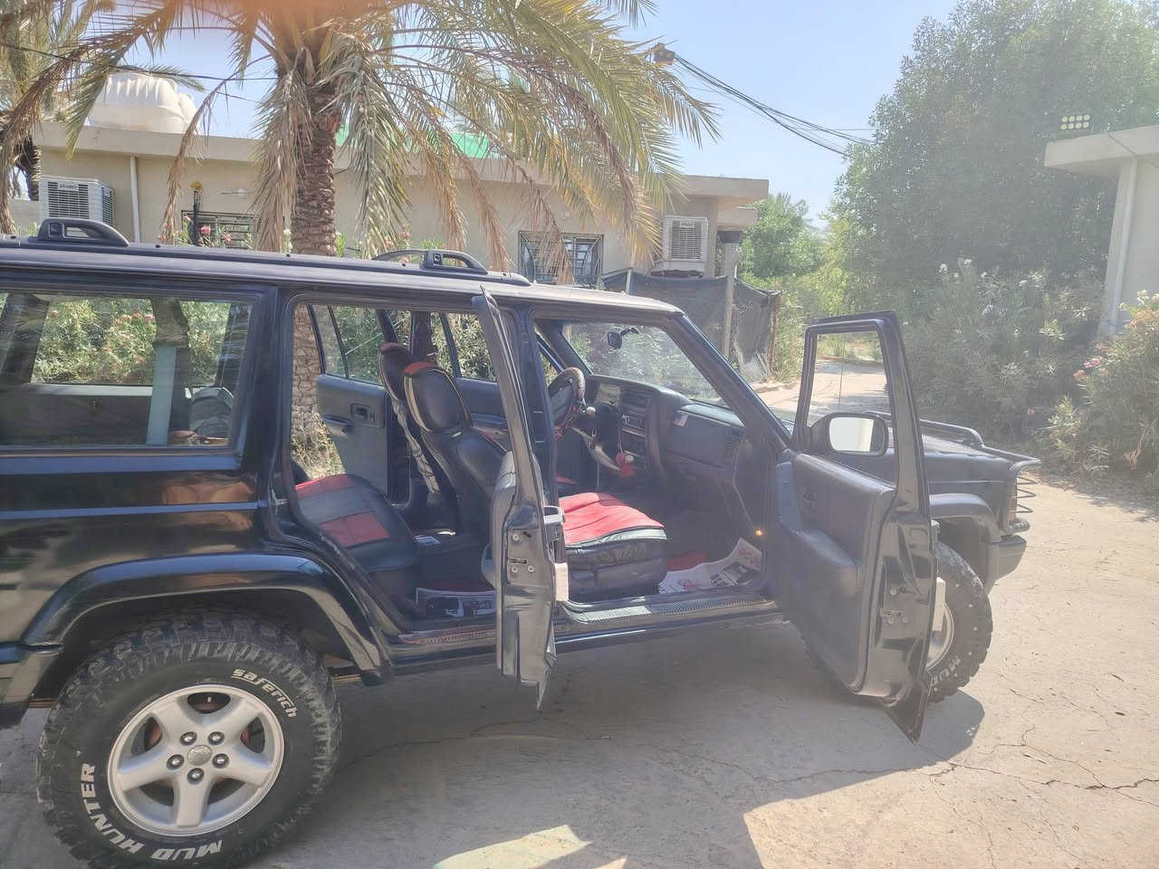 من رخصه الادمن جيب شيروكي جبلي ٢٠٠١ اخر إصدار السيارة بلاديه بمعنى بلاد لا محوره ولا ملعوب بيها ٧٠ وبيها مجال بسمي رقمها بغداد ومتواجد في بغداد ***********
