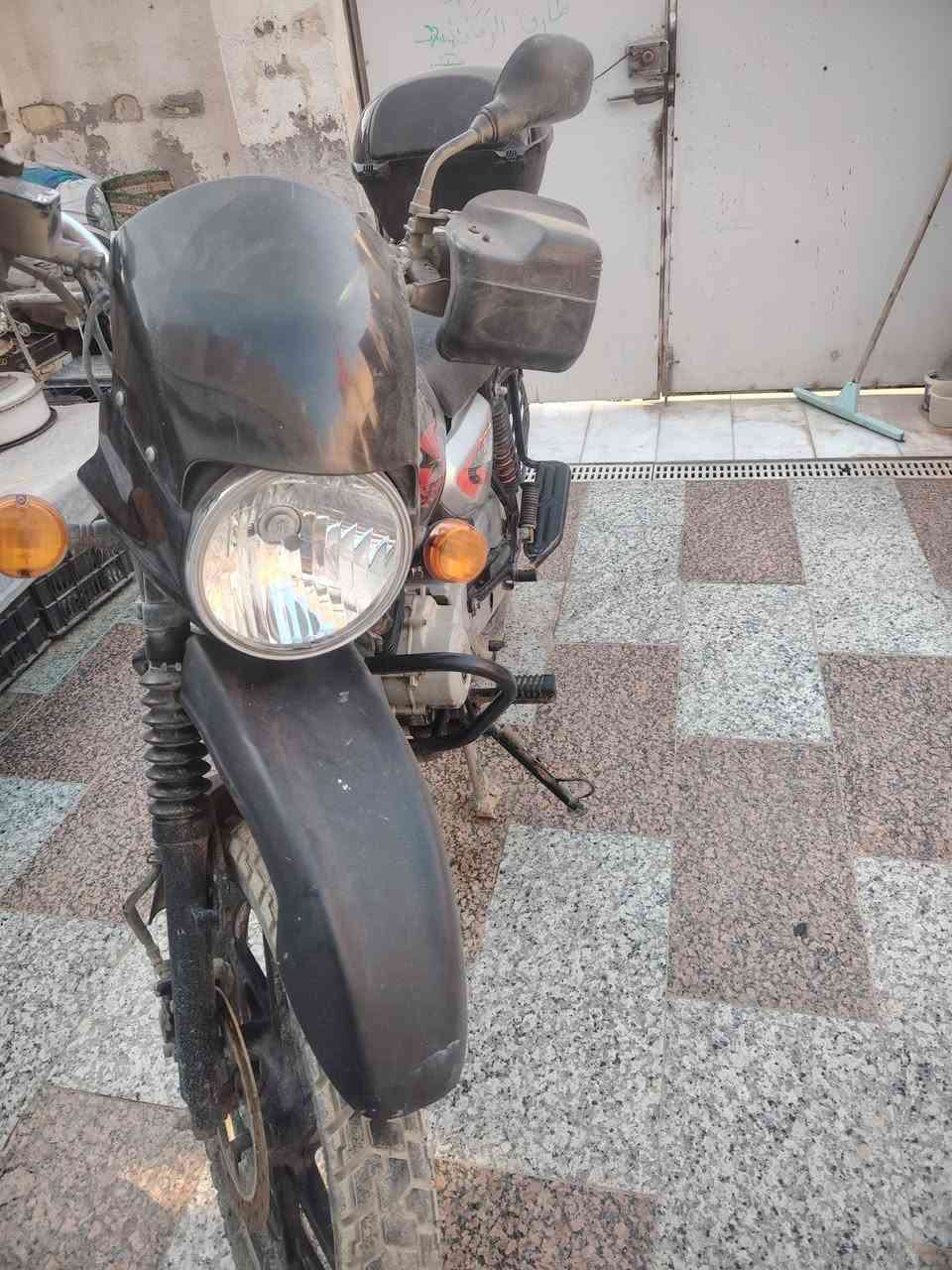 بوكسر مديل 23 للبيع دراجه نضيفه وحلوه بس محركه تعبان يعني لمحرك كوم حديد اوراق كامله اصوليه سعره 900 يريده يتصل ***********
