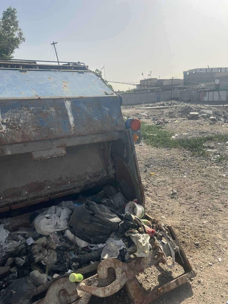 ‏سلام عليكم كبسة مع جهاز الحاويات مع دفعت الهيدروليك ٨ونص سعر ١٣وبيه مجال قليل شرط شغل ***********
