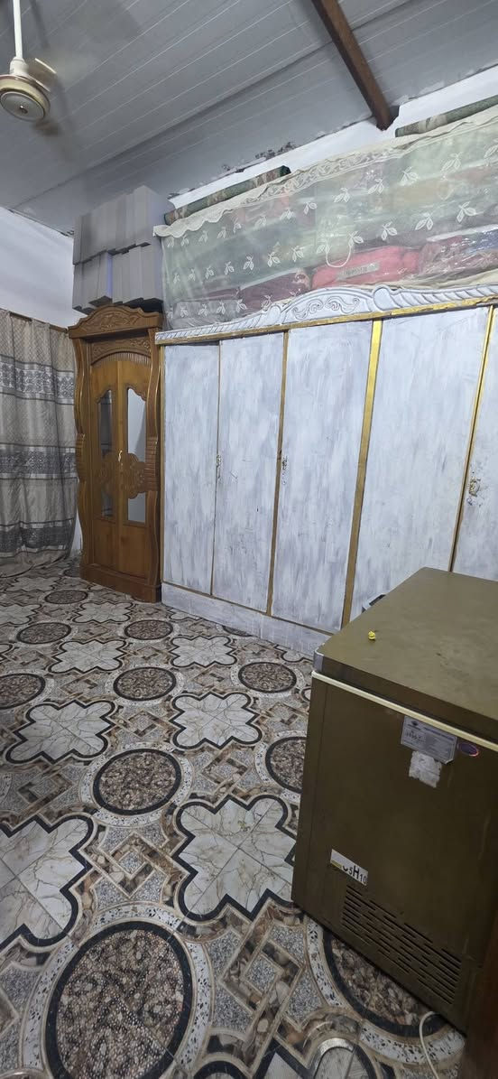 سلام عليكم بيت تجاوز مساحه 180 يتكون من غرفتين وصاله ومطبخ وديوان
صاله سبعه في 3 ونص
 وديوان سبعه في 3 ونص والغرفه الاوله خمسه في اربعه
 وثانيه خمسه باربعه 
بيت مرتب ونضيف مجاري رابطينها على شركه نرجس ماي الكهرباء تبليط خدمات كله كامله مكان البصره الزبير بالدرهميه السعر 40 وبي مجال الرقم ***********
