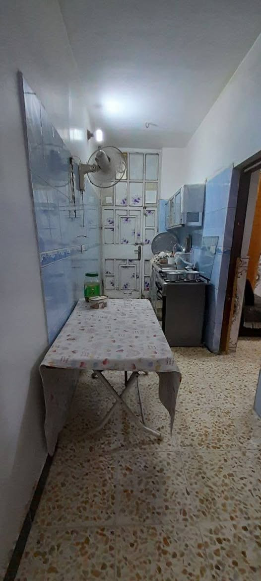 السلام عليكم بيت للبيع 50 متر الخطيب الزراعي طابقين ونص الطابق الثاني غرفتين والطابق الأول هول وغرفة ومطبخ وصحيات فوك وجوة للإستفسار الاتصال *********** سعر 85وبي مجال
