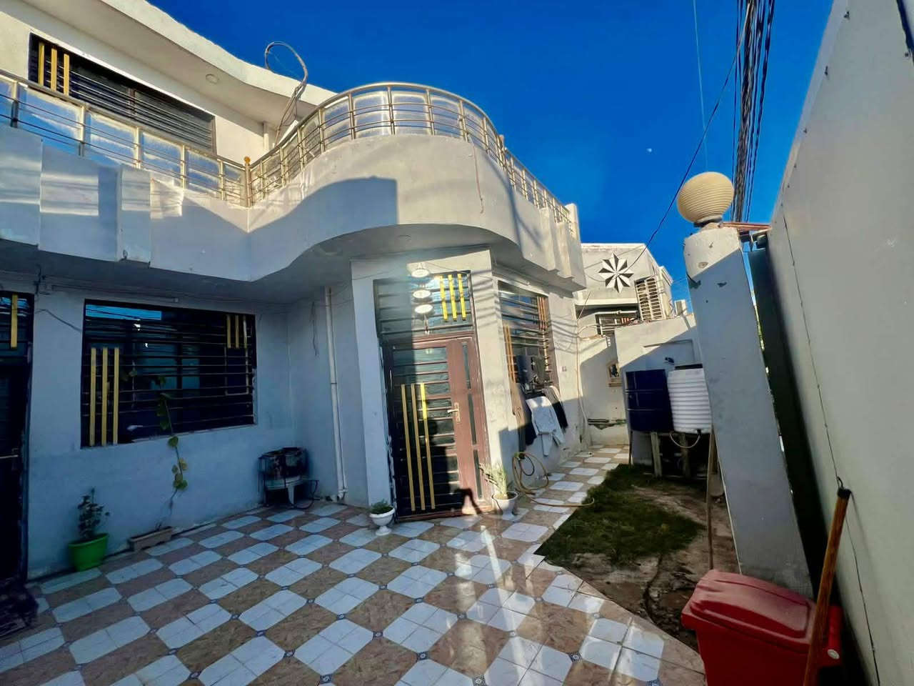 بيت180متر مربع طابقين فول فول  ***********حسين

#__مساحه_لبيت_180متر_مربع طابقين  كامل معايزه شيء بناء حديث درجه اوله
عنوان البيت) مقابل قرية الغدير عمود 276بشارع تضامن قرب مول شامل

#بيت_طابو_زراعي_سند25

بناء حديث
غير مسكون
بناء ممتاز جدا 

 تفاصيل لبيت غرفه عدد 4ستقبال صاله عدد 2صحيات عدد 3مطبخ منور سطح كراج مع حديقه داخل لكراج

***********وتساب النجف, العراق
