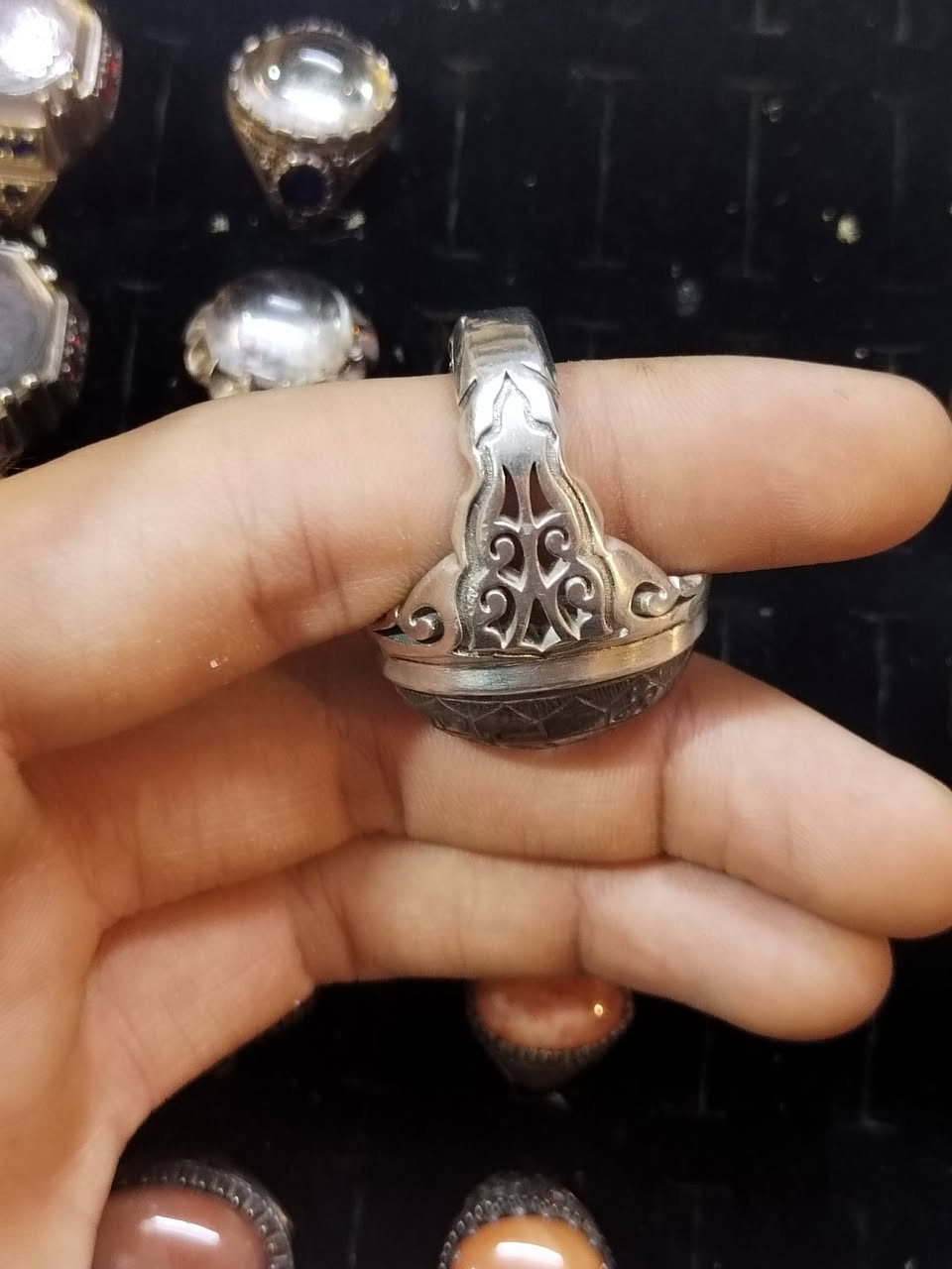 خاتم للبيع در النجف صافي
مخطوط عليه القلاقل الاربعة خط يدوي ممتاز

قياس الخاتم:29

الصياغة: صياغة فضة ثقيلة نوع تايلندي

سعر الخاتم:150الف

شامل التوصيل لكل محافظات العراق
تواصل ***********
