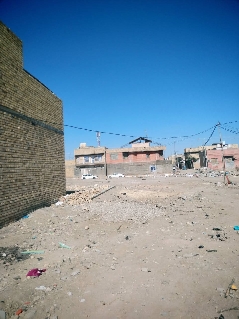 ياالله بتلو للبيع 
#المساحه 100 متر خلفي كونكريت مدفون 

#التضحيه نهايت شارع العياده حي الكرامه توزيع المخدرين  ثالك قطعه عن شارع 60 

بضهر شارع 30 سكن وخدمات موجود

باقي تفاصيل مراسله او الاتصال 

***********
