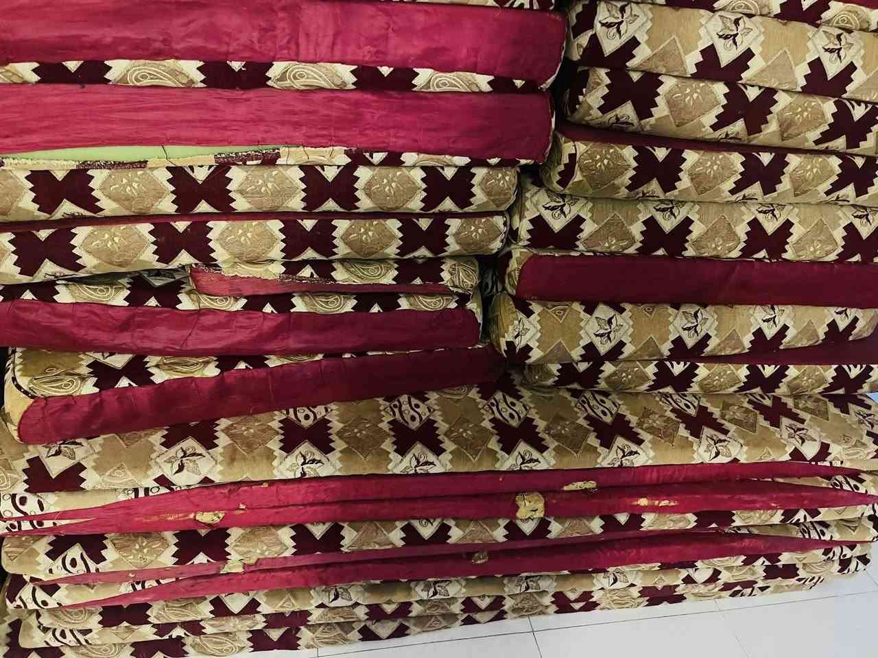 جلسه عربية  نضافة جيدة
دوشگ عدد 10
ركن عدد 3
مسند ضهر 18
10 تكيات
يكفي استقبال بمسافه 4*9 
للاستفسار اكثر *********** واتساب
