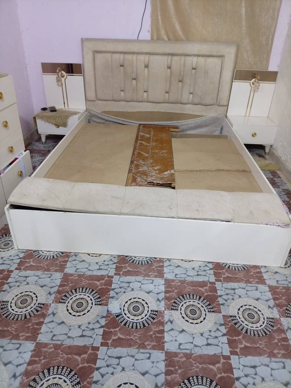 السلام عليكم غرفه تركيا ٧ قطع نضيفه كلش كنتور وميز تواليت وجربايه وميوزه ٢ مال جربايه وميز جرار وزاويه مرايه موضح بالصورة السعر ٦٠٠ وبيهه مجال بسيط عنواني المعقل شراي خابرني ***********

