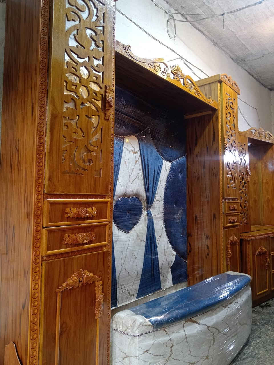 سلام عليكم ورحمة الله وبركاتة 
نقدم لكم غرفه 5 ابواب ملحق فصال ابراج نقش زان 
شغل درجه اوله صاج 5 ملم صبغ حراريا 
سعر مناسب جد بس750 مع النقل ولشد داخل الموصل الشراي يخابر عل رقم ***********/
*********** ولخاص مفتوح
