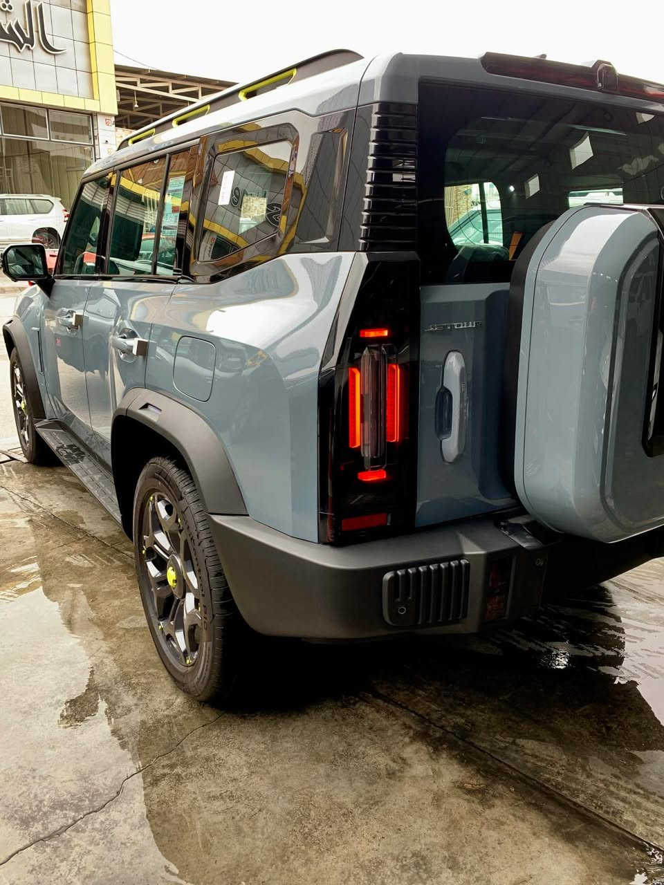 ⚜️ متوفر حاليا في معرض العماد ⚜️ 

جيتور T2 فئة لكشري موديل 2026

لون سمنتي داخل زيتوني و احزمة برتقالي 💎
️
🔹 محرك 2.0 لتر توربو
🔹 قوة حوالي 250 حصان ⚡
🔹 عزم دوران 390 نيوتن/متر 🔥
🔹 ناقل حركة أوتوماتيك 8 سرعات
🔹 دفع رباعي 4WD 🏔️

🛞 الهيكل والتصميم
🔸 تصميم قوي وجريء
🔸 ويل كب قياس 20 
🔸 ثبات عالي على الطرق السريعة والوعرة

🪑 الداخلية والتكنولوجيا
✨ شاشة عدادات رقمية
✨ شاشة وسطية كبيرة تدعم ابل كار & اندرويد اوتو
✨ نظام صوتي SONY 🎶
✨ شحن لاسلكي 📱
✨ مقاعد مريحة + خامات فاخرة

🛡️ أنظمة الأمان
✔️ التحكم بالثبات
✔️ مراقبة النقطة العمياء
✔️ تحذير مغادرة المسار
✔️ مكابح طوارئ أوتوماتيكية
✔️ حساسات + كاميرا 360° 🎥

🔧 ضمان لمدة 10 سنوات أو 1.000.000 كم 🪛

العنوان : بغداد / معارض البياع / مدخل المعارض الرئيسي / الشارع الوسط - معرض العماد 

المبيعات : *********** / الادارة : *********** 

#جيتور #Jetour_T2 #جيتور_T2 #لكجري_بلس #دفع_رباعي #سيارات_2026 #سيارات #سيارات_فخمة #عروض_السيارات #العراق 🇮🇶
