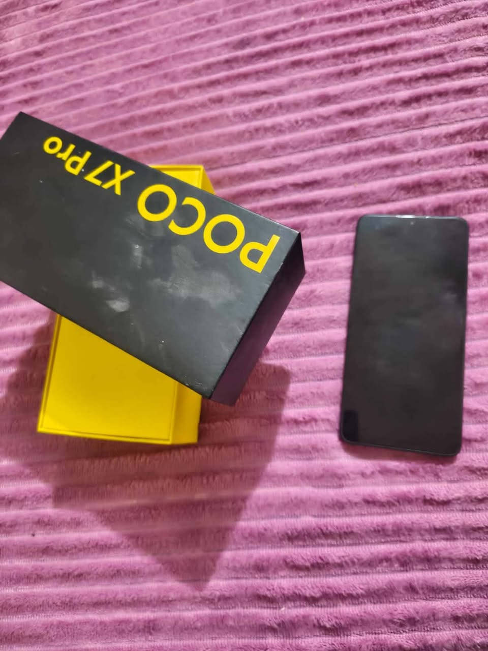 * بوكو X7 برو 5G نسخة 512GB/12GB*

*الأداء والتخزين:*
- *الرام*: 12GB LPDDR5X - قوية للألعاب وتعدد التطبيقات
- *التخزين*: 512GB UFS 4.0 - مساحة كبيرة جداً وما يعلق
- *المعالج*: MediaTek Dimensity 8400 Ultra بتقنية 4 نانو - وحش ألعاب

*الشاشة:*
- *الحجم*: 6.67 إنش AMOLED
- *الدقة*: 1220x2712 بكسل + ثقب صغير للسيلفي
- *التحديث*: 120Hz - حركة سلسة جداً

*الكاميرات:*
- *خلفية*: ثلاثية 50MP أساسية + 8MP واسعة + 2MP ماكرو
- *أمامية*: 20MP
- *فيديو*: 4K بس الكاميرا الأمامية ما تدعم 4K 0833

*البطارية والشحن:*
- *البطارية*: 5000mAh أو أكثر حسب النسخة
- *الشحن*: شحن سريع جداً
ستخدام قليل سعر380وبيه مجال ***********
