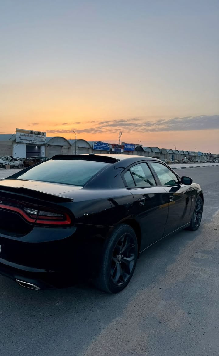 جاجر SXt لون اسود 2020 كندي سيارة مكفوله من الضربه والصبغ فقط تبديل بنيد نفس اللون رقم بغداد بأسمي تحويل ثاني يوم هزه جديده. 
السعر 215 ورقه ماشيه 80 الف ***********
