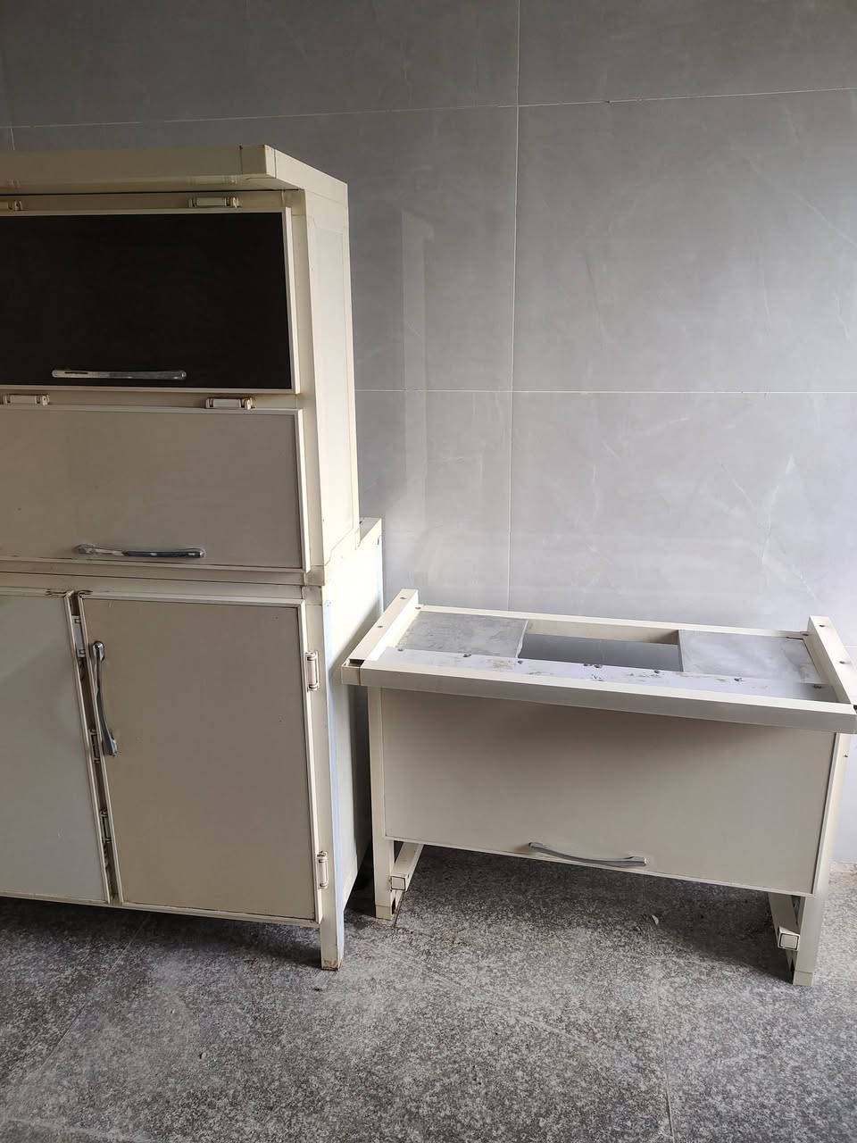 كاونتر مستعمل نضيف خمس قطع
الشراي يدخل خاص او يتصل***********
