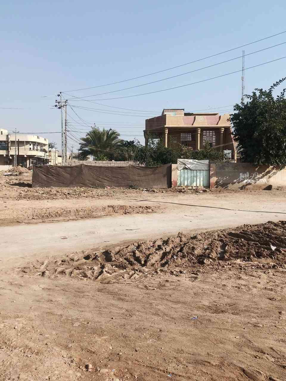 بيت للبيع خلف مكتب بيروت على الشارع الحولي 60 وشارع 30ركن مزدوج مساحة 200متر ملك صرف طابو طابقين البناء حديث والتسليح هندسي الموقع تجاري ويصلح محلات رقم صاحب الدار ***********
