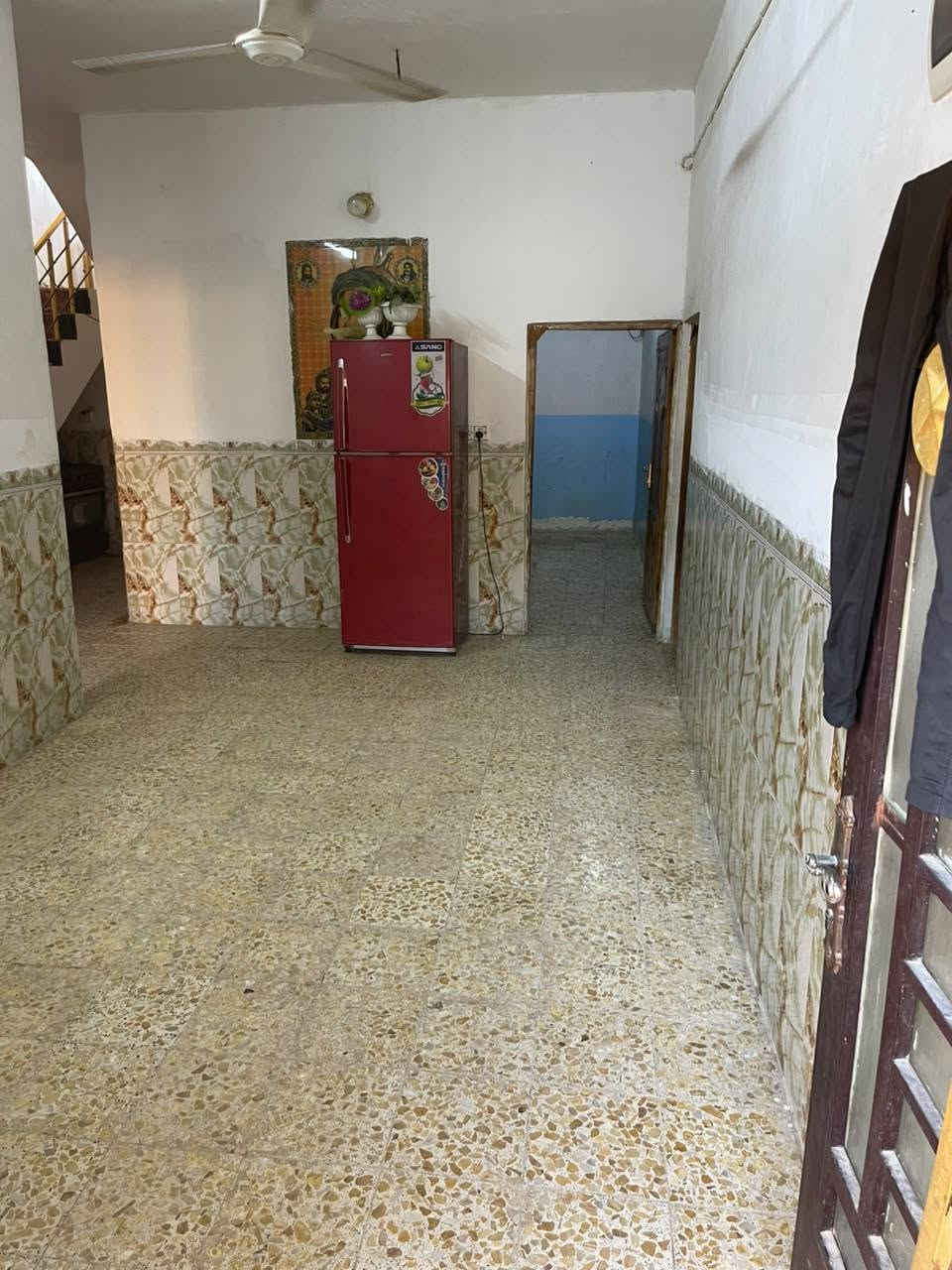 السلام عليكم بيت للبيع مساحه 150 متر كربلاء حي الرباب يبعد عن الامام 8 كيلو عقد زراعي منطقه كامله اكثر من الف بيت شارع تبليط ارصفه ماي مولد خط ذهبي كهرباء خطين بيت جاهز والي يريد تفاصيل ***********
