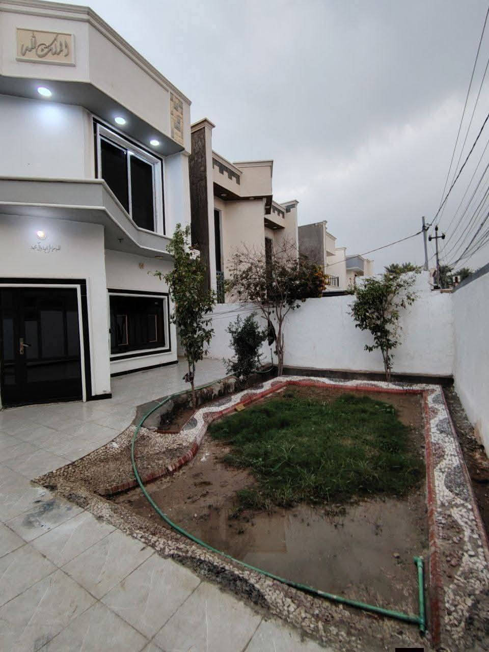 السلام عليكم.... دار للبيع.... المساحه 320 م
طابو زراعي سند 25 طابقين

الطابق الاول يحتوي على استقبال ومطبخ وكلدور وغرفتين 

نوم ومجمع صحيات..  وصحيات خارجيه وكراج سياره وحديقه

الطابق الثاني يحتوي على كلدور وغرفتين نوم ومجمع صحيات

موقع الدار#ورديه_داخل قريب على الامام سيد موسى

كافه الخدمات ماء كهرباء مجاري تبليط  الى باب البيت

للاستفسار الاتصال على هذا الرقم ***********
