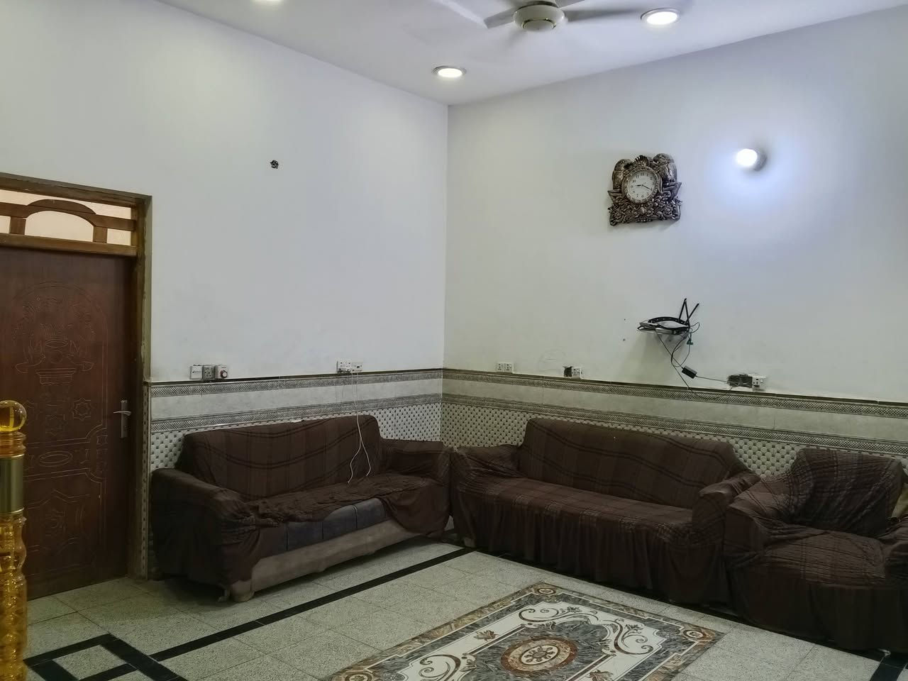 السلام عليكم بيت 200 متر طابقين تسليح حي الصحفيين قرب الفلكة الفرع الثالث بالبداية الطابق الاول يحتوي على استقبال 6.5×4 وصالة 7×5 وغرفتين نوم 5.15 ×4 ومطبخ 5×4.5 و صحيات عدد 2 شرقي وغربي الطابق الثاني اربع غرف نفس قياسات الطابق الأول وصالة وصحيات الاستفسار الاتصال على الرقم ***********
