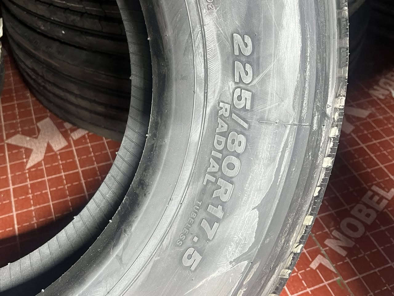 السلام عليكم وصل تايرات جديد برجستون قياس 225/80/17.5ياباني زوج(425)الف متوفر جمله مفرديوجد توصيل جميع المحافظات 🌹
محلات ابو تحسين ***********
