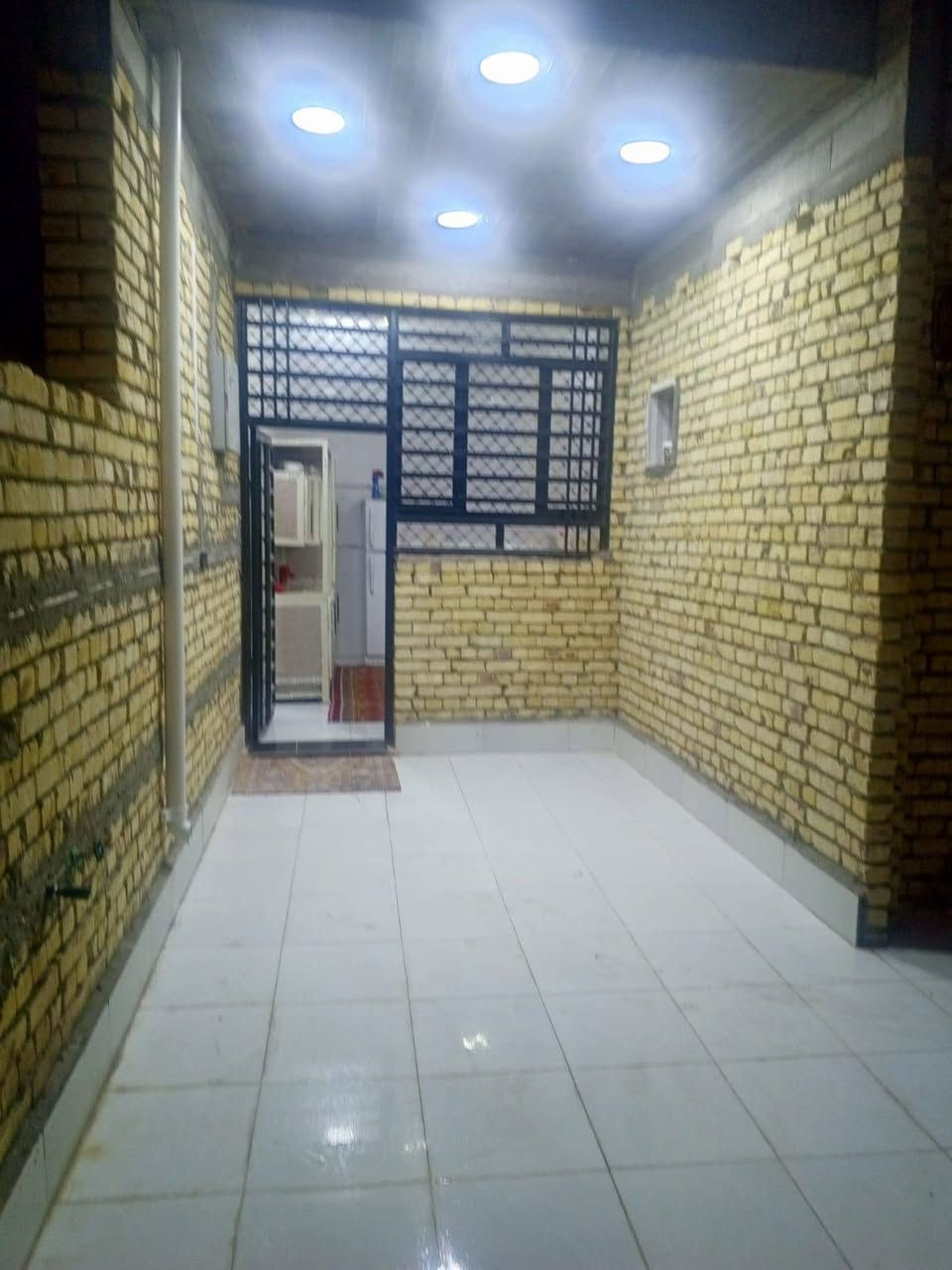 السلام عليكم بيت للبيع كوت حي الحكيم مساحه 200 نزلت علي الامير يبعد عن الشارع 150 متر قرب المستوصف ***********
