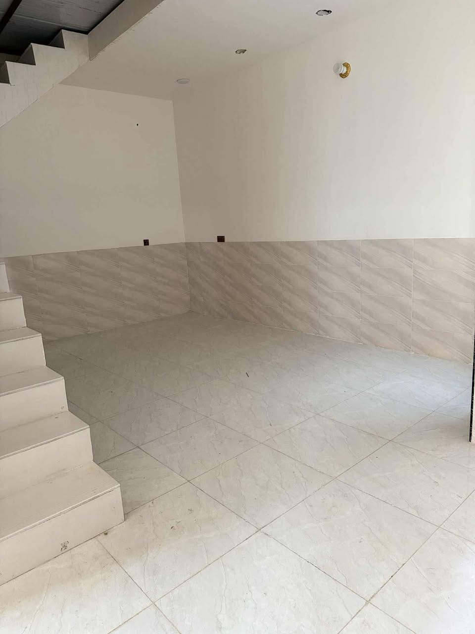 🏠 بيت للإيجار – خلف معمل الثلج الدغارة
يحتوي على:
 • غرفة نوم
 • صالة
 • استقبال
 • مطبخ
 • صحيات
 • 
بناء جديد مامسكون
، 
. ***********
وتساب  اتصال
