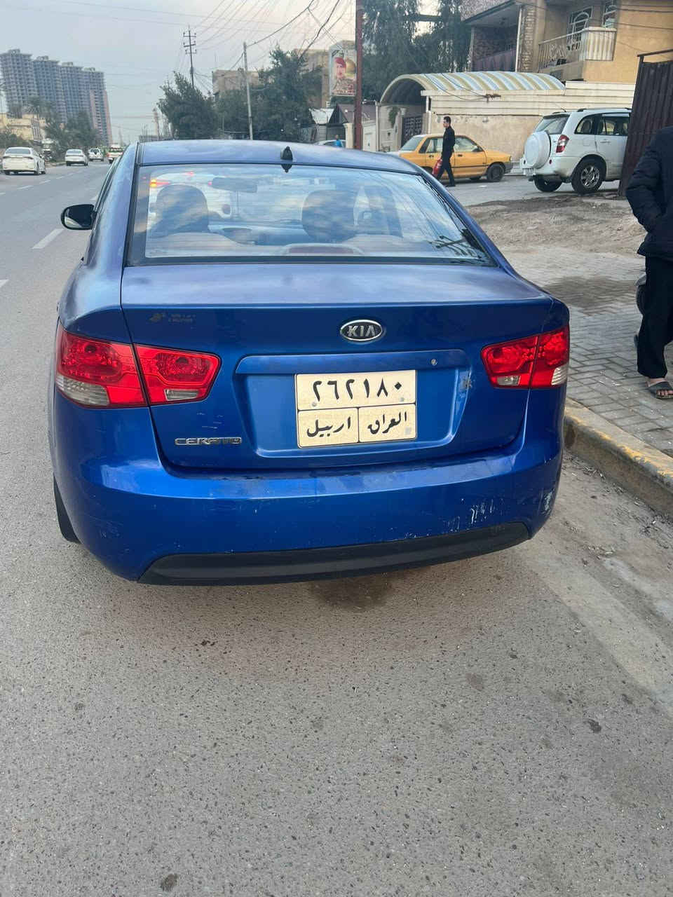 سلام عليكم  سيراتو 2012
كير عادي 
سيارة نضيفه. 
ممبدل بيها شي ولا ضربه بس بارد بالباب الخلفي عكس السايق 
سيارة مابيها حار
رقم اربيل 
مصبوغه رش باب السايق و البنيد للجمالية 
السعر 80$ بيها مجال 
مكان بغداد
***********
***********
