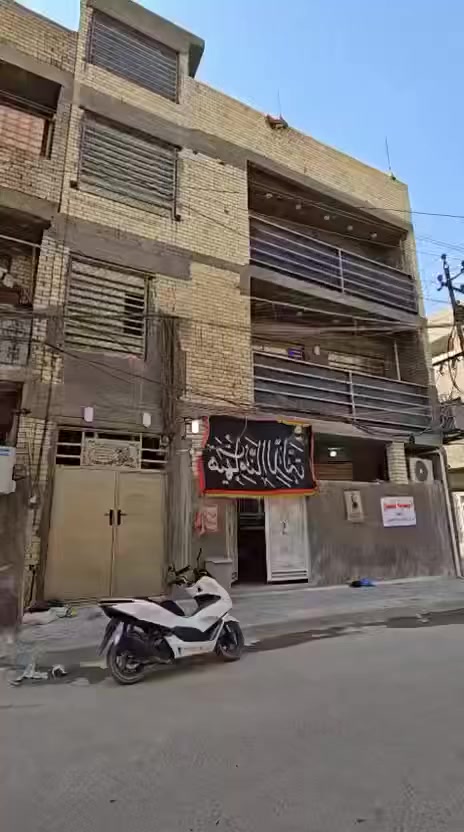 السلام عليكم بنايه للبيع المساحه ١٠٠ متر مربعه عل شارعين 3 طوابق بيه وارد شهري مليون و300 تحتوي البنايه عل شقق كل شقه تحتوي ع ٣ غرف نوم وصاله وحمام ومطبخ  موقع البنايه بلديات ضياء الحلفي قرب شارع التراث ‭٠٧٧٧ ١٣٤ ٠٥٢٩‬ واتساب
