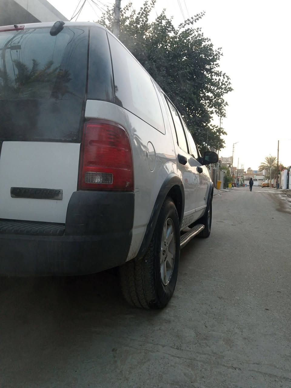 السلام عليكم اخوان 
عندي سياره للبيع.
 فورد اكسبلورر
موديل2003
المواصفات:
خليجيه
السياره مابيهه ضربه ومابيه صبغ
سياره بلاديه 
محرك كير مكفول
7 راكب عائليه
تبريد وتدفه شغال
تخم تاير جديد
اللون ابيض
رقم انكليزي /بغداد
بأسمي 
هزه جديده
السنويه لغايه2030
السعر 85ورقه وبي مجال لشراي
رقم الهاتف/***********
