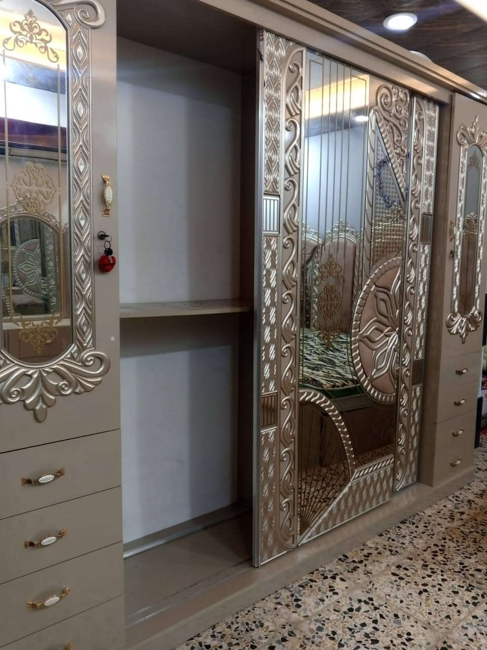 سلام عليكم ورحمة الله وبركاته غرفة النوم تركية اخت الجديدة نوع ملكي اسم الطراز شهرزات سعر ٧٠٠ الف
هـ *********** @إشارة مكان النجف الكوفة شارع معمل
