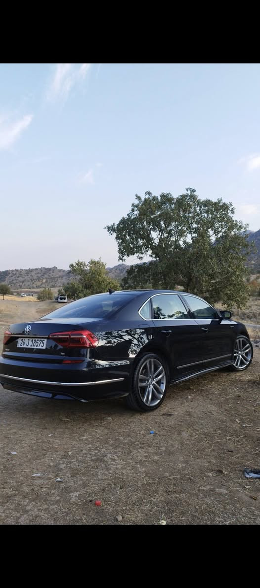 باسات ارلاين  موديل 2017 لايت ليد كوشن جلد هيته ر  مه كينه 18 گير مه كينه نه فه بينه شه رت 88 يي جويي سه ر نا في  منه ره قه م و سه نه وي و كاشا وي زي جديده   بوند و جملاخ سبخن بي داخلي بي شاسي شه رت به س په ره شوت يت فه بين برا سعر زي 125 سياره جاهزه بي مسره فه  

واتساپ *********** 

**فولكس واكن باسات (R-Line) موديل 2017** * **المواصفات:** لايت LED، كشنات جلد، هيتر (تدفئة). * **المحرك:** 1800 (1.8). * **كير ومكينة بشرط (ما مفتوحات).** * **ماشية:** 88 الف. * **الاوراق:** السيارة باسمي، رقم وسنوية وهزة (لاصق) كلها جديدة. * **الصبغ:** بونيد وجاملغ فقط (بدون دواخل). * **الضرر:** شاصي بشرط (سليم)، بس الايرباك طاك (طالع). * **السعر: 125 (ورقة).** * **ملاحظة:** السيارة جاهزة وبدون أي مصرف.
