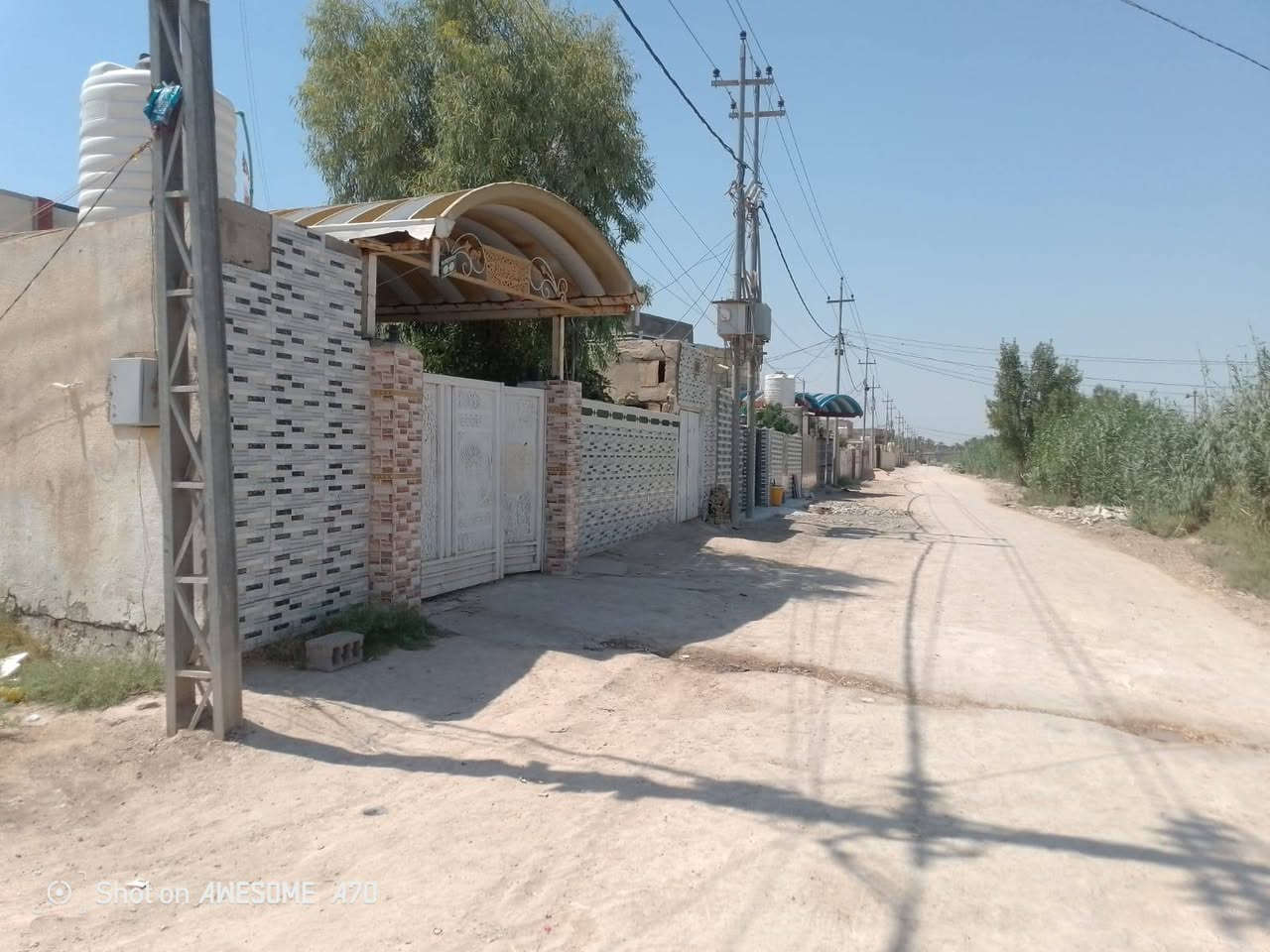 السلام عليكم بيت للبيع طابو زراعي 25 يحتوي على غرف عدد 3 مطبخ صاله 12 متر استقبال 10 متر صحيات داخليه وخارجيه مساحه 550 متر اضافه قطعه خلف البيت البيت ركن على شارعين شارع البزل وشارع فرعي يبعد عن الشارع العام 200 متر السعر 90 موقع البيت طريق العويسات قرب حسينية السجاد ***********

