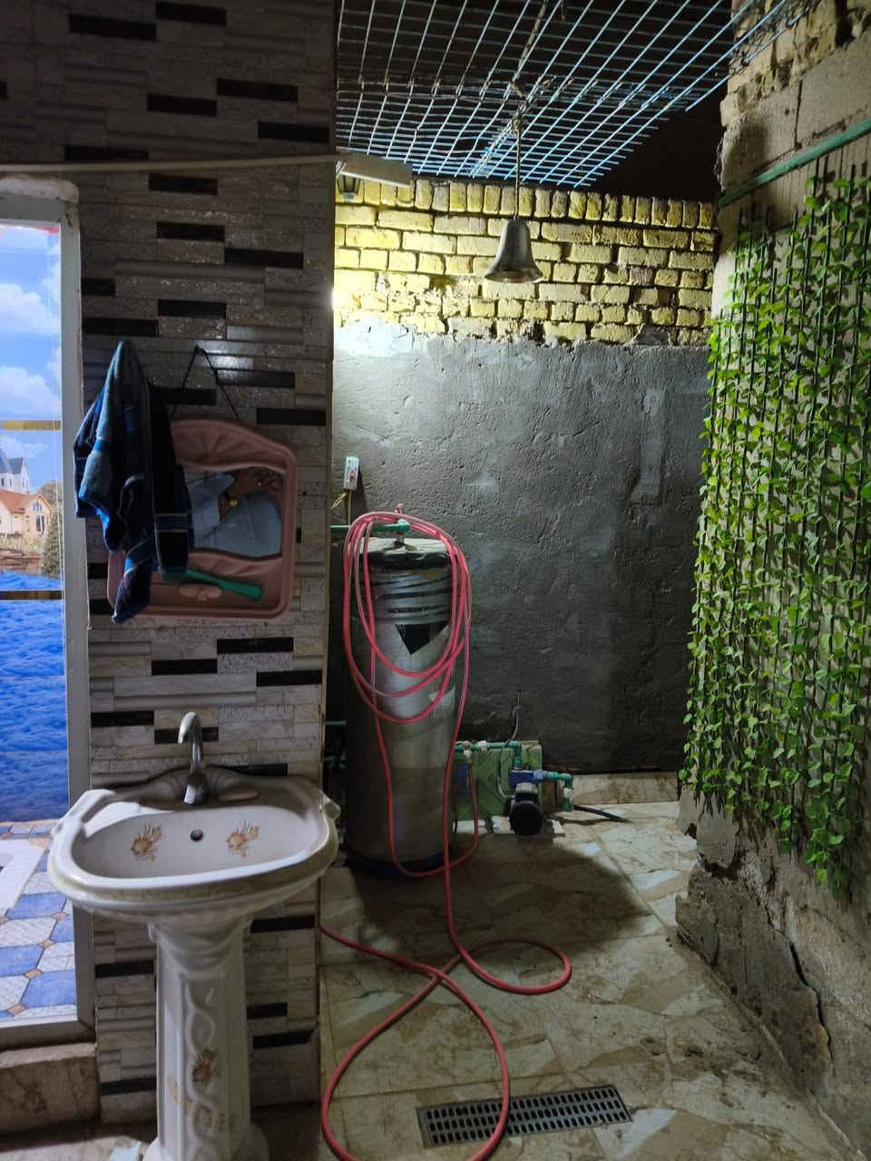يوجد لدينا دار سكن للبيع حي الفداء مقاطعة ٢٢قرب الصيدليه ١٠٠م خلفي السعر ٦٣مليون مع المجال للاستفسار الاتصال ***********
