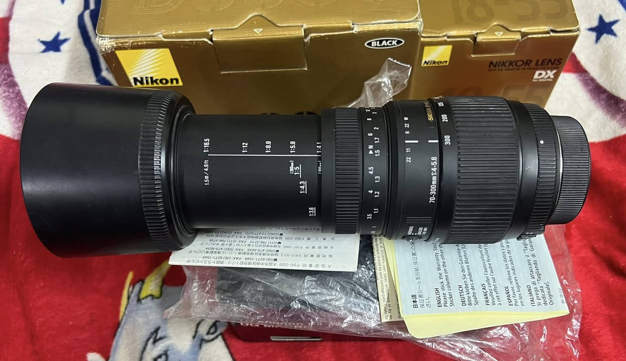 كاميرا نيكون 3300
جديده استخدام شهر ملحقاتها كامله واصليه 
عدسه 18-55 مع زوم رياضي 70-300
كريب نيكون 3300 ياخذ بطاريتين 
السعر 550
مكاني بغداد ***********
