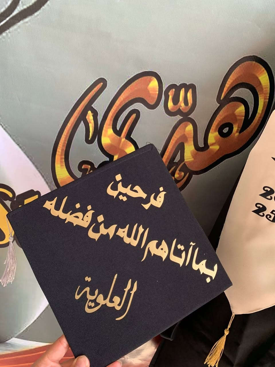 #تم_تكرار_العرض
🔺(روب+وشاح+قبعة+طباعة+شهادة)

سعر البَكج مع الطبع (25 الف ) 
سعر البَكج وشاح ملكي (30 الف )
 
🔹سعر البَكج للمدارس والجملة 17 الف
🔸مع كل بكج (ستيكر او شهادة ) هدية 🎁 
🔺توصيل 5 الاف لجميع المحافظات


**إذا كنت صاحب هذا الإعلان وتريد حذفه لأي سبب، رجاءا أرسل رسالة إلى الدعم الفني**