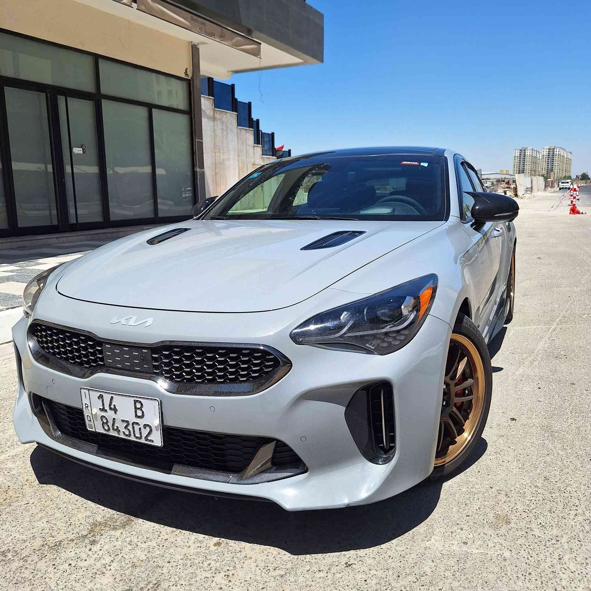 كيا ستنكر للبيع 

kIA STINGER GT2 2023 
انظف واجدد ستنگر بالعراق كله وبسعر مناسب

 ستنكر GT2 موديل 2023
وارد امريكي (( كلين تايتل )) تقرير فيضانات تعمل وتسير من امريكا بدون اي مشكلة شرط ما مفتوحه قطعه من دواخل السيارة وصور امريكا مرفقة بالمنشور
اقرأ المواصفات وشوف النظافة واذا عجبتك 
اتصل : ***********

السيارة فول الفول قفلت الستنگر شنو ببالك مواصفات تلگاها بيها

▪️ محرك 3.3 لتر V6 توين تيربو.
▪️ قوة 368 حصان.
▪️ عزم 510 نيوتن.متر.
▪️  گير 8 سرعات.
▪️ دفع خلفي (RWD).
▪️ نظام تعليق إلكتروني متكيف (Electronic Suspension).
▪️ أوضاع قيادة (Eco / Comfort / Sport / Smart / Custom).
▪️ شفتات  تبديل خلف المقود 
▪️ مكابح Brembo رياضية أصلية.
▪️ إطارات رياضية عريضة.
▪️ مرايا كهربائية قابلة للطي مع تسخين.
▪️ فتحة سقف بانوراما.

▪️ شاشة 10.25 إنج.
▪️ دعم Apple CarPlay وAndroid Auto.
▪️ نظام صوت Lexicon الفاخر بـ15 سماعة.
▪️ شاحن لاسلكي للهاتف.
▪️داتا شو على الزجاج الامامي (HUD).
▪️ تشغيل السيارة عن بعد.
▪️ دخول ذكي وتشغيل بصمة.

▪️ مقاعد جلد نابا فاخرة.
▪️ مقاعد أمامية كهربائية.
▪️ ذاكرة لمقعد السائق.
▪️ تبريد وتدفئة للمقاعد الأمامية.
▪️ تدفئة للمقاعد الخلفية.
▪️ تدفئة للمقود.
▪️ إضاءة داخلية Ambient Lighting.
▪️ مراية داخلية تعتيم أوتوماتيكي.

▪️ كاميرات 360 درجة.
▪️ كاميرات للنقطة العمياء داخل شاشة العدادات.
▪️ حساسات أمامية وخلفية.
▪️ رادار أمامي.
▪️ مثبت سرعة ذكي.
▪️ نظام المحافظة على المسار.
▪️ مساعد تتبع المسار.
▪️ التحذير من مغادرة المسار.
▪️ فرملة طوارئ أوتوماتيكية.
▪️ مراقبة النقطة العمياء.
▪️ تنبيه حركة المرور الخلفية مع الكبح.
▪️ نظام الخروج الآمن من السيارة.
▪️ باب خلفي كهربائي.
▪️ زجاج خلفي مظلل من المصنع.

