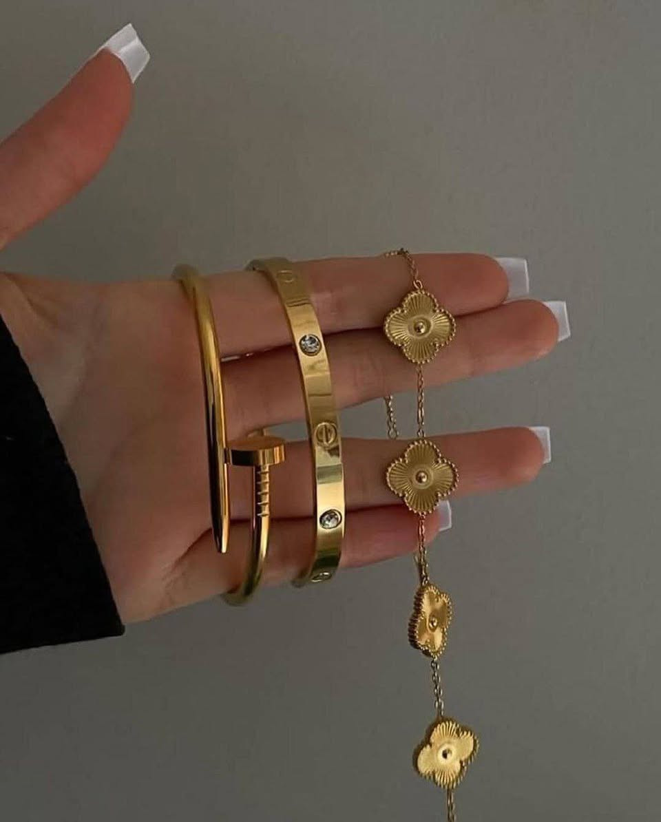 تشكيلة من أفخم السوارات الرائجة 🔠🔠🔠

سيت متكون من 3 قطع . مسمار . فان كليف . كارتير . 💫💫💫

🌟كوالتي ممتاز أصلي ✔️
🌟طلاء ثابت بجودة عالية 💯
🌟غير قابل للصدأ ✔️ 
🌟مصمم بلمسة جاذبية 😍 
🌟تألقي بسحر جاذبية التصميم المميز 💕
🌟متوفر باللون الذهبي💛
🌟هدية رائعة لإحبابك 💍


**إذا كنت صاحب هذا الإعلان وتريد حذفه لأي سبب، رجاءا أرسل رسالة إلى الدعم الفني**